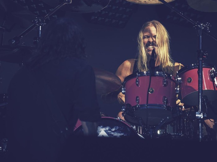 DAHLWITZ-HOPPEGARTEN, GERMANY - SEPTEMBER 10: (EDITORS NOTE: Image was processed using digital filters) Taylor Hawkins of the Foo Fighters performs during the Lollapalooza Berlin music festival on September 9, 2017 in Dahlwitz-Hoppegarten, Germany. (Photo by Sebastian Reuter/Getty Images)