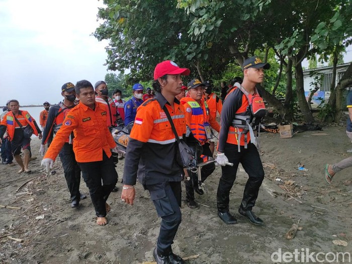Tim SAR gabungan mengevakuasi jenazah pemancing yang tenggelam di dekat pelabuhan.