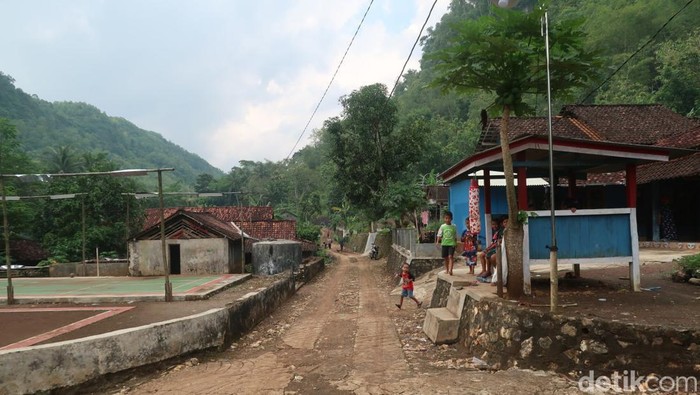 Fenomena alam unik terjadi di Dusun Wotawati, Kabupaten Gunungkidul. Wilayah pedukuhan di Kalurahan Pucung, Kapanewon Girisubo, itu selalu telat terpapar sinar matahari pagi tapi lebih cepat memasuki malam hari. Kok bisa?