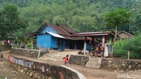 Dusun Wotawati terdiri 4 RT dan dihuni 82 kepala keluarga (KK). Ada fenomena unik di Dusun Wotawati jika dibandingkan dengan pedukuhan lainnya di Gunungkidul, yakni terlambat datangnya sinar matahari pagi. Disebutkan, jika dusun lain matahari datang sekitar pukul 06.30-07.00 WIB, tapi kalau dusun Wotawati sekitar pukul 08.00-08.30 WIB, itu pun kalau tidak mendung.