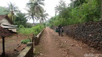 Menurut Robby, ada anggapan bahwa keberadaan Dusun Wotawati yang berbatasan langsung dengan Kabupaten Wonogiri, Jawa Tengah, ini seperti tak masuk akal. Sebab, dusun itu berada di aliran Bengawan Solo purba dan lokasinya terbilang terpencil.