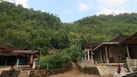 Benar saja, pada Kamis (24/3) pukul 16.19 WIB, detikJateng mendapati kondisi Dusun Wotawati sudah berangsur gelap. Terasa paparan sinar matahari terhalang perbukitan.