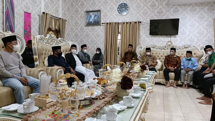 Ustaz Firanda dibatalkan ceramah di Wajo sesuai hasil rapat antara Bupati Wajo Amran Mahmud bersama Forkopimda, Pimpinan MUI, pengurus pusat As’adiyah dan sejumlah pimpinan ormas Islam di Rujab Bupati Wajo Jumat (25/3) malam. (Dok. Istimewa)