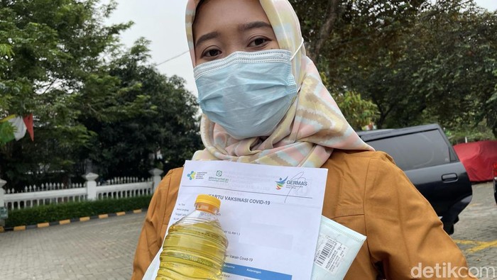 Curhat Ibu-ibu di Lokasi Vaksin COVID-19 Gratis Minyak Goreng
