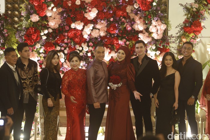 Syukuran pernikahan Venna Melinda dan Ferry Irawan di Amana Venue Jagakarsa, Jakarta Selatan (25/3/2022).