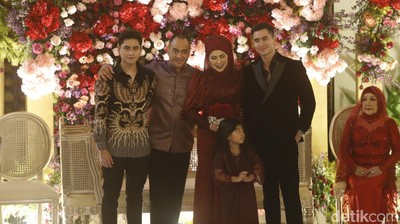 Senyum Bahagia Venna Melinda dan Ferry Irawan di Syukuran Pernikahan