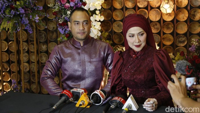 Syukuran pernikahan Venna Melinda dan Ferry Irawan di Amana Venue Jagakarsa, Jakarta Selatan (25/3/2022).