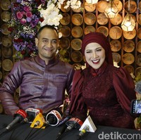 Venna Melinda menikah dengan Ivan Fadilla pada 1995. Pernikahan mereka bertahan selama 19 tahun dan menghasilkan dua putra, sebelum keduanya bercerai pada 2014. Sementara Ferry Irawan pernah dua kali menikah yang semuanya berakhir dengan perceraian. Foto: Noel/detikcom