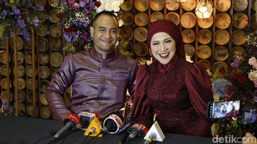Syukuran pernikahan Venna Melinda dan Ferry Irawan di Amana Venue Jagakarsa, Jakarta Selatan (25/3/2022).