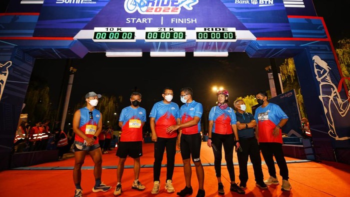 3.000 Peserta Meriahkan BTN Run & Ride 2022 Wakil Menteri BUMN Pahala Nugraha Mansury berbincang dengan Direktur Utama Bank BTN Haru Koesmahargyo didampingi Wakil Direktur Utama Bank BTN Nixon LP Napitupulu dan jajaran Direksi Bank BTN saat ajang BTN Run & Ride 2022 di Plaza Barat Senayan, Jakarta (27/3). Sekitar 3.000 peserta ikut memeriahkan ajang yang digelar dalam rangka perayaan HUT BTN ke-72 Tahun. Dalam ajang ini berhasil terkumpul donasi sebesar Rp1 miliar dari setiap kilometer yang berhasil diselesaikan pelari dan pesepeda yang disumbangkan untuk mendukung pengelolaan rumah sampah di perumahan subsidi yang dibiayai BTN dan bantuan untuk penyandang disabilitas melalui Yayasan Penyandang Anak Cacat (YPAC).