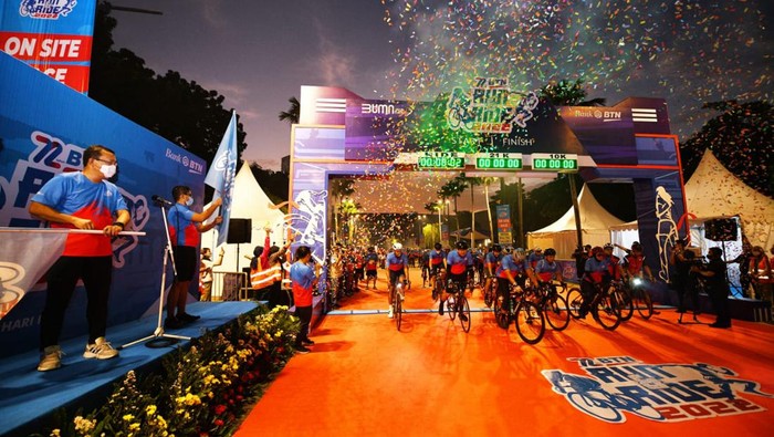 3.000 Peserta Meriahkan BTN Run & Ride 2022 Wakil Menteri BUMN Pahala Nugraha Mansury berbincang dengan Direktur Utama Bank BTN Haru Koesmahargyo didampingi Wakil Direktur Utama Bank BTN Nixon LP Napitupulu dan jajaran Direksi Bank BTN saat ajang BTN Run & Ride 2022 di Plaza Barat Senayan, Jakarta (27/3). Sekitar 3.000 peserta ikut memeriahkan ajang yang digelar dalam rangka perayaan HUT BTN ke-72 Tahun. Dalam ajang ini berhasil terkumpul donasi sebesar Rp1 miliar dari setiap kilometer yang berhasil diselesaikan pelari dan pesepeda yang disumbangkan untuk mendukung pengelolaan rumah sampah di perumahan subsidi yang dibiayai BTN dan bantuan untuk penyandang disabilitas melalui Yayasan Penyandang Anak Cacat (YPAC).