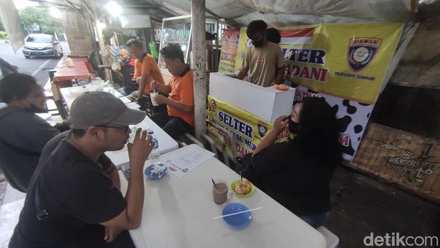 Ada menu kebab granat hingga susu TNT di warung milik mantan napiter Yusuf di Semarang.