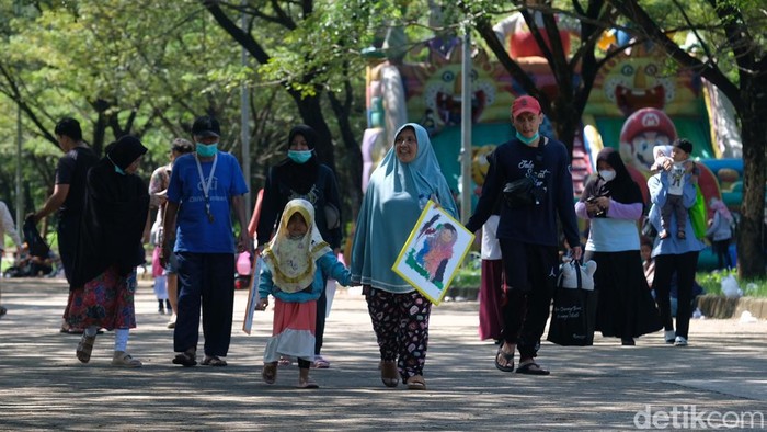 Akhir pekan dimanfaatkan sejumlah warga untuk mengunjungi area car free day (CFD) di Tangerang Selatan. Tak jarang warga datang ke sana bersama anggota keluarga