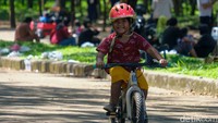 Selain orang dewasa, anak-anak juga tampak asyik beraktivitas di area CFD. Seorang anak asyik bersepeda di area car free day (CFD) yang berada di kawasan South City, Tangerang Selatan.