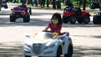 Sejumlah anak asyik bermain mobil-mobilan di area CFD South City, Tangerang Selatan.