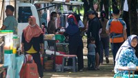 Warga tampak membeli beragam jajanan yang dijajakan para pedagang di area CFD South City, Tangerang Selatan.