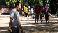 Digelar di akhir pekan, area car free day ini pun ramai didatangi warga untuk berolahraga maupun sekadar jalan-jalan dan piknik bersama keluarga.
