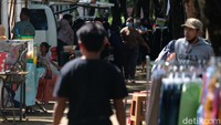 Tak sedikit pedagang yang menjajakan barang dagangannya di sana. Berbagai barang mulai dari pakaian hingga makanan dijual mereka di kawasan car free day (CFD) South City, Tangerang Selatan.