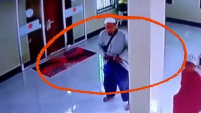 Aksi pencurian kotak infak oleh pria bergamis di Medan (Dok. Tangkapan layar video viral)