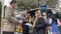 Eny Widayati, salah seorang pengunjung, menyebut hanya yang mendaftar via JAKI yang mendapat minyak goreng. Yang datang langsung on the spot tidak mendapat jatah. (Foto: Vidya Pinandhita/detikHealth)