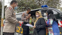 Sentra vaksinasi di Masjid Raya Al-Ittihad, Tebet, Jakarta Selatan, dibanjiri warga. Jika beruntung, booster di tempat ini bisa dapat seliter minyak goreng!
