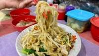 Pertama ada Bakmie Lebar Suikiaw dan Bakmie Keriting Bakso. Awalnya seporsi bakmie di sini dibanderol seharga Rp 8.000, tetapi kini sudah berubah menjadi Rp 20.000-an. Foto: detikcom
