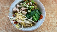 Ada banyak varian bakmie yang ditawarkan mulai Bakmie Ayam, Bakmie Bakso, Bakmie Pangsit, Bakmie Suikiaw, Kwetiaw Ayam dan Bihun Ayam. Untuk mienya, menggunakan dua jenis. Foto: detikcom