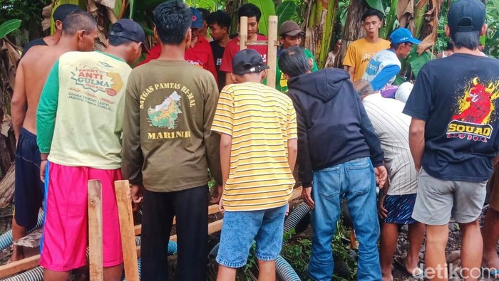 Balita di Banyuwangi tewas tercemplung ke sumur saat sang ibu mencuci piring. Balita itu berinisial ZAS yang usianya belum genap dua tahun.