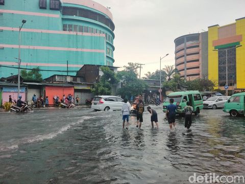 Banjir di Surabaya Rombongan band D'Masiv mengalami kecelakaan di Situbondo dalam perjalanan menuju Banyuwangi. Meski terluka, Rian D'Masiv dkk akan tetap tampil.