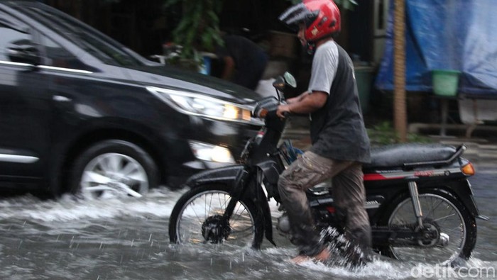 Banjir terjadi di Jalan Semarang, Surabaya. Banyak mobil dan motor yang nekat menerabas banjir, tak sedikit pula yang memilih berputar balik.