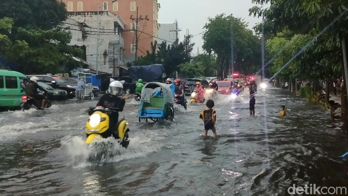 Jalan Semarang di Surabaya Banjir