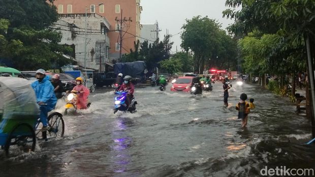 Jalan Semarang di Surabaya Banjir