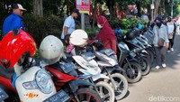 Bahu-bahu pun jalan kembali dipenuhi kendaraan yang hendak parkir, seperti di Jalan Sentot Alibasyah yang dipenuhi kendaraan roda empat. Selain itu, bahu Jalan Majapahit juga digunakan sebagai tempat parkir kendaraan roda dua.