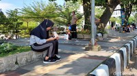 Tempat-tempat publik di kawasan Bandung itu ramai didatangi warga yang hendak berolahraga maupun sekadar nongkrong dan berbelanja di pasar tumpah.