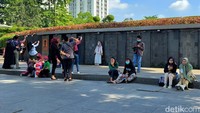 Tempat publik di kawasan Bandung, Jawa Barat, ramai didatangi warga saat akhir pekan, Minggu (27/3/2022).