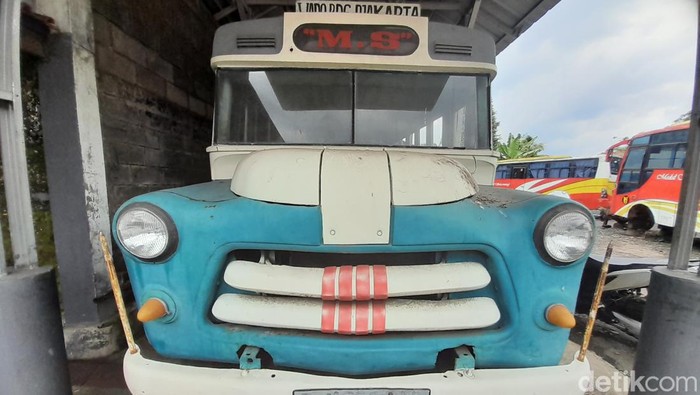 Bus jenis dodge milik PO Medal Sekarwangi.