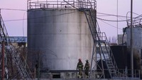 Penampakan fasilitas minyak di kawasan industri yang berada di pinggiran timur laut Lviv, Ukraina, usai dihantam roket Rusia, Minggu (27/3/2022).