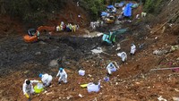 Diketahui, black box kedua pesawat Boeing 737-800 milik maskapai China Eastern Airlines akhirnya ditemukan. Sebelumnya kotak hitam pertama sudah ditemukan pada Rabu (23/3) lalu dan sedang dianalisis di Beijing. Lu Boan/Xinhua via AP.