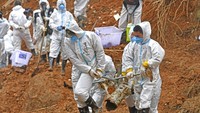 Dengan temuan dua black box tersebut penyidik diharapkan dapat mulai mengumpulkan informasi soal penyebab jatuhnya pesawat dari ketinggian lebih dari 6.000 meter (20.000 kaki) hanya dalam waktu satu menit itu. Zhou Hua/Xinhua via AP, File.