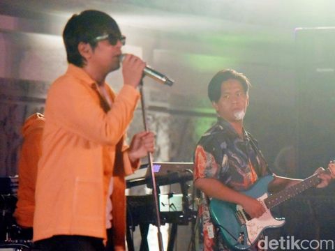 Pascakecelakaan D'Masiv tetap tampil di Simpony Musik Lintas Zaman (SENIMAN) Banyuwangi. Sang vokalis, Rian Ekky Pradipta berkacamata untuk menutup lebam di mata.