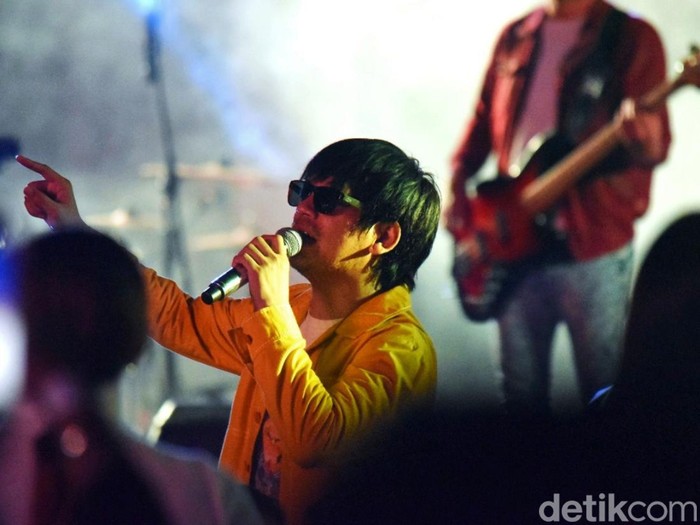 Pascakecelakaan DMasiv tetap tampil di Simpony Musik Lintas Zaman (SENIMAN) Banyuwangi. Sang vokalis, Rian Ekky Pradipta berkacamata untuk menutup lebam di mata.