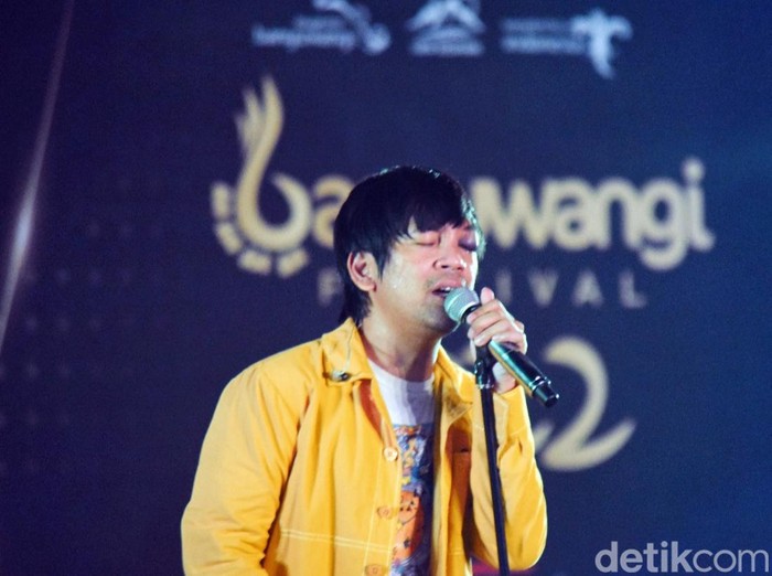 Pascakecelakaan DMasiv tetap tampil di Simpony Musik Lintas Zaman (SENIMAN) Banyuwangi. Sang vokalis, Rian Ekky Pradipta berkacamata untuk menutup lebam di mata.