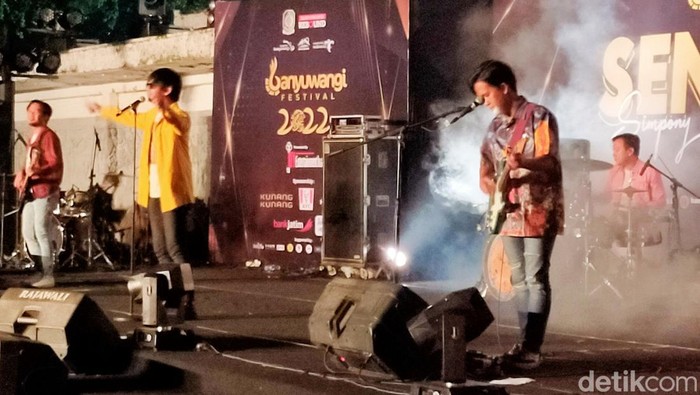 Pascakecelakaan DMasiv tetap tampil di Simpony Musik Lintas Zaman (SENIMAN) Banyuwangi. Sang vokalis, Rian Ekky Pradipta berkacamata untuk menutup lebam di mata.