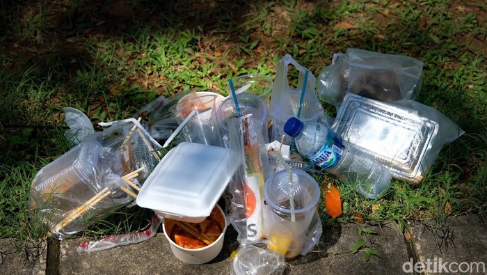 Duh, Sampah Berserakan di Area CFD Tangsel Sampah tampak berserakan di area car free day (CFD) yang berada di kawasan Tangerang Selatan. Sampah bekas jajanan itu diletakkan di pinggir jalan.