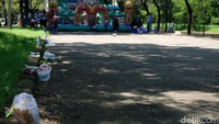 Sampah-sampah itu membuat area car free day (CFD) terlihat kotor.