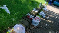 Tak hanya membuat kawasan itu menjadi kotor ataupun kumuh, sampah yang berserakan di pinggir jalan juga dapat menimbulkan bau tak sedap dan menjadi sarang penyakit.