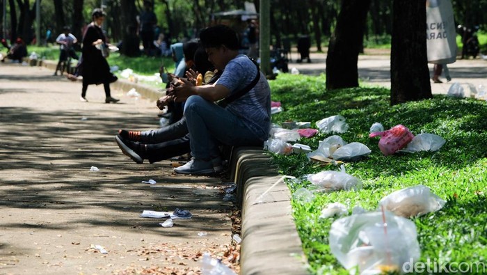 Duh, Sampah Berserakan di Area CFD Tangsel Sampah tampak berserakan di area car free day (CFD) yang berada di kawasan Tangerang Selatan. Sampah bekas jajanan itu diletakkan di pinggir jalan.