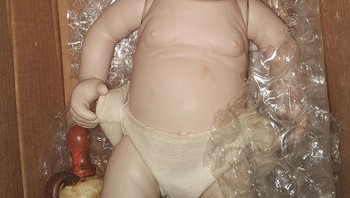 Istrinya meminta dia melihat boneka terseram yang ada di koleksinya. Dia terkejut. Foto: foolwiththefez via Bored Panda