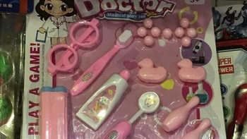 Dokter kok bawa-bawa pistol? Foto: darkman21 via Bored Panda