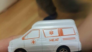 Ambulans bertuliskan meat. Foto: Tovmachnyk via Bored Panda